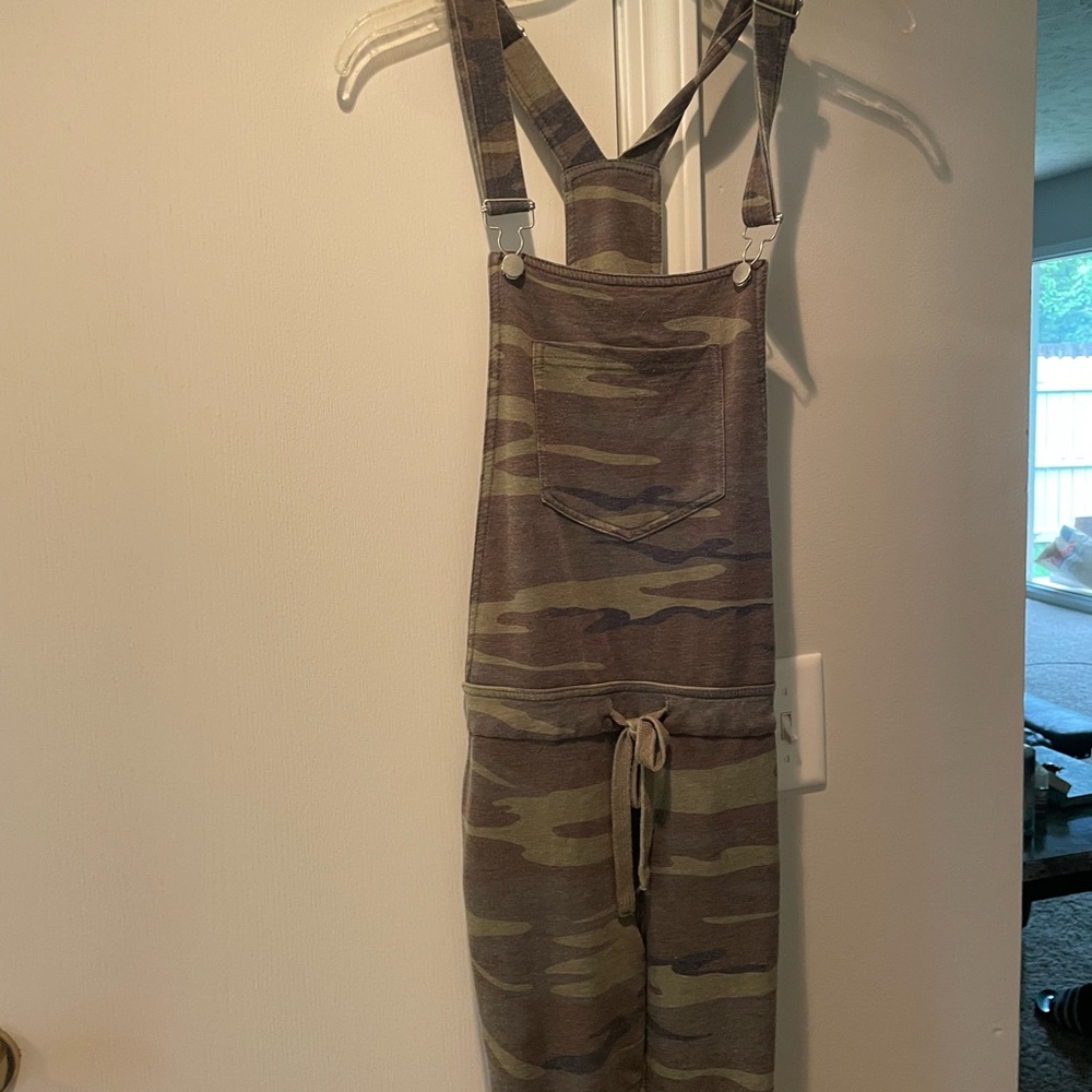 Buckle Romper size XS fits like a XS/S